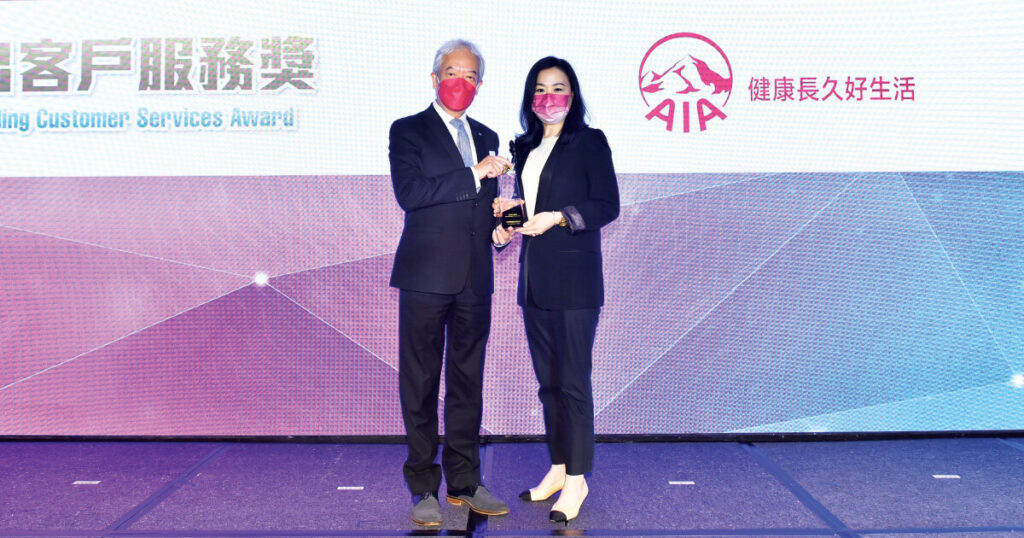 友邦保險(國際)有限公司在大灣區保險業大獎2022 - 香港站榮獲「傑出客戶服務獎」,由友邦香港及澳門首席人壽營運官榮安女士上台領獎