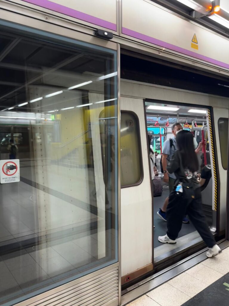 車站月台幕門加設「關門提示閃燈」